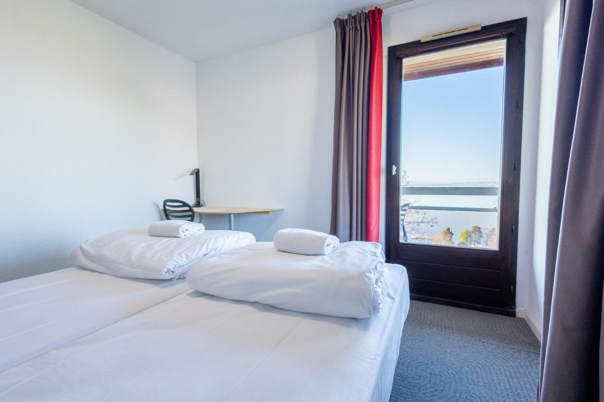 Cote Lac Hostel Evian Екстериор снимка