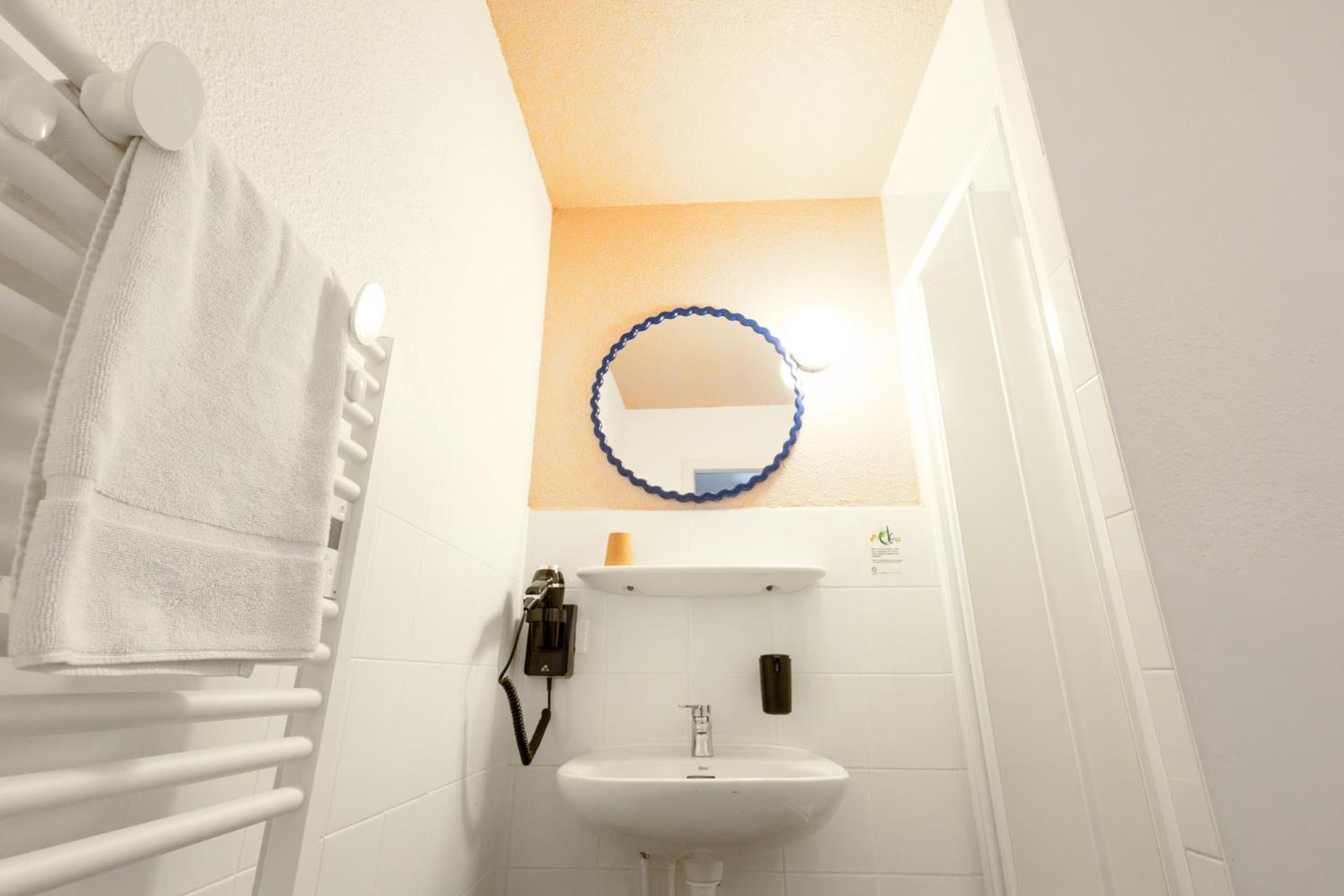 Cote Lac Hostel Evian Екстериор снимка