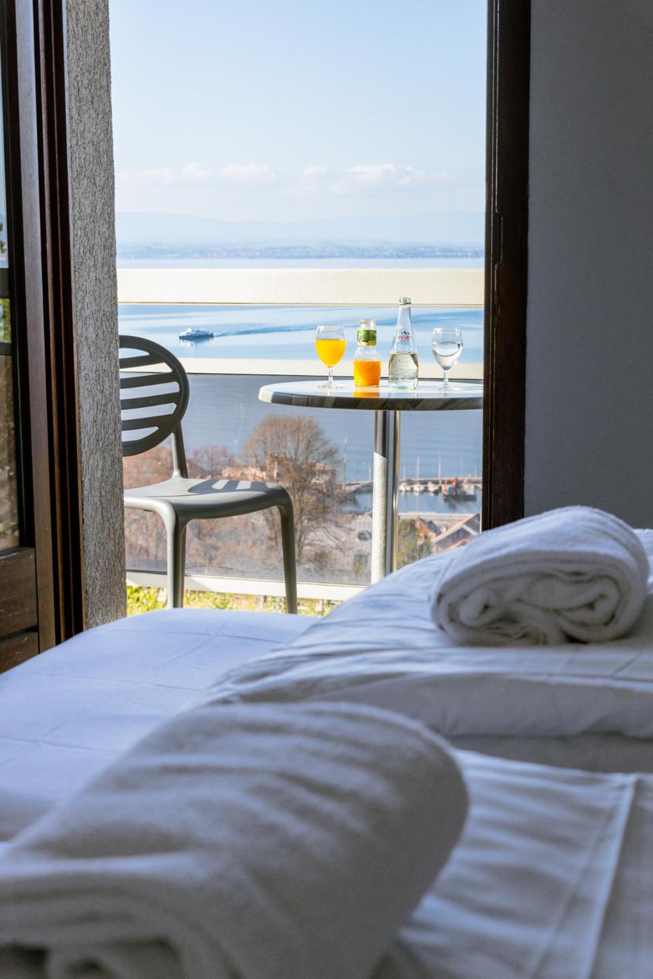 Cote Lac Hostel Evian Екстериор снимка